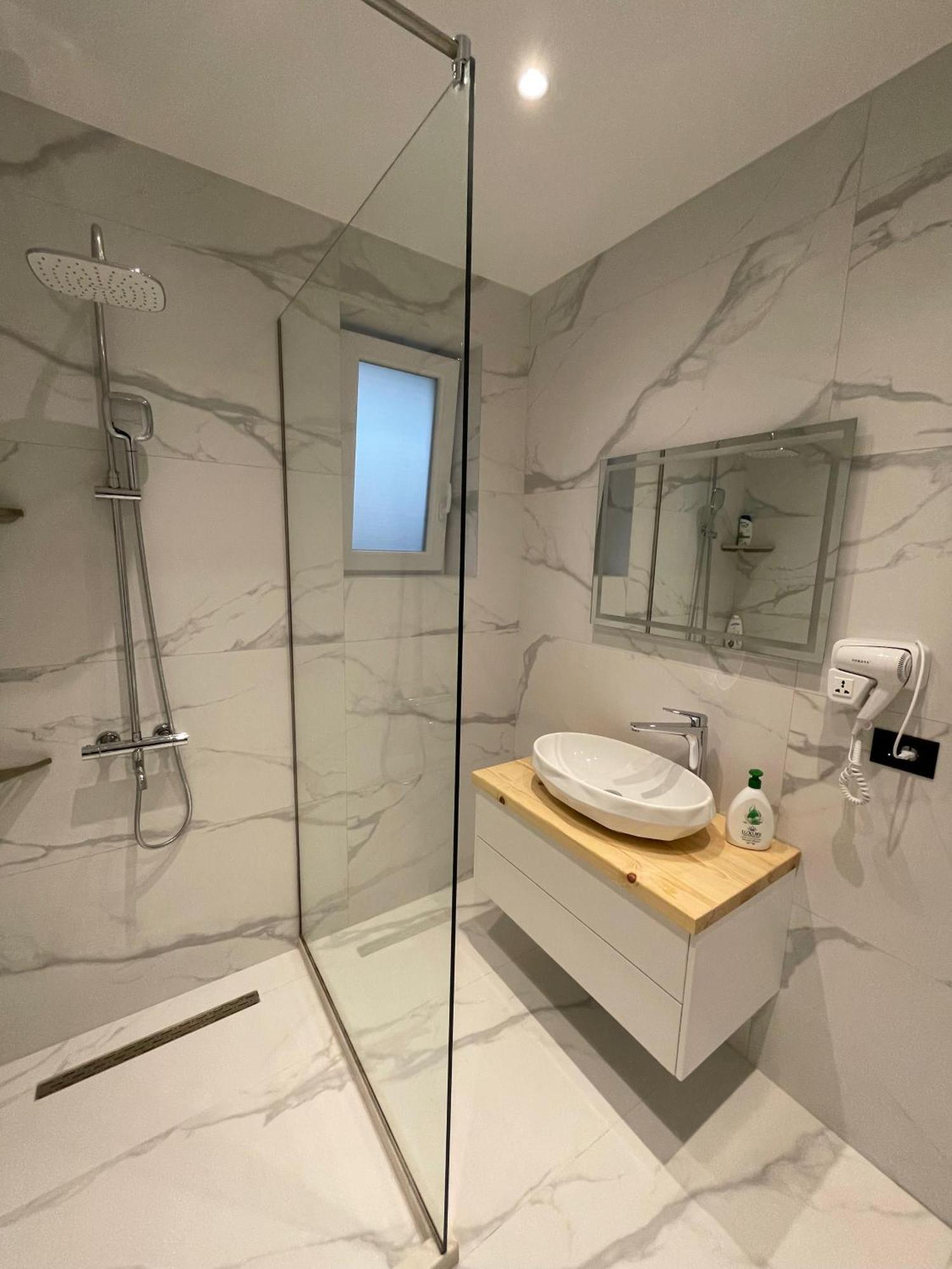 12 Hotel Librazhet